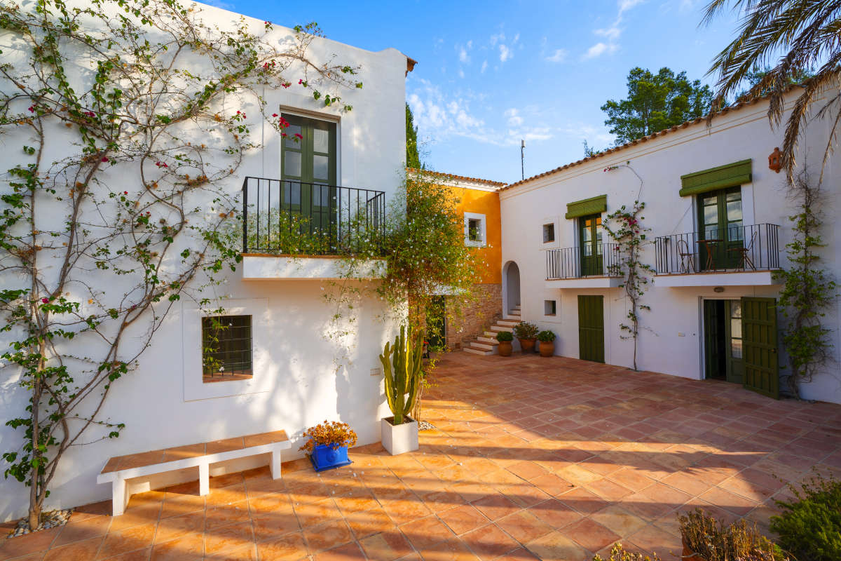 Hoteles de menos de 30 habitaciones en la zona de Santa Eulària.