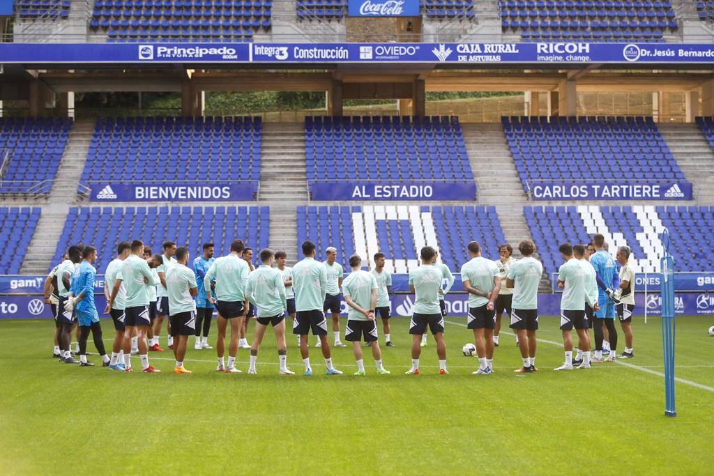 La plantilla durante un entrenamiento en el Carlos Tartiere (Real Oviedo)