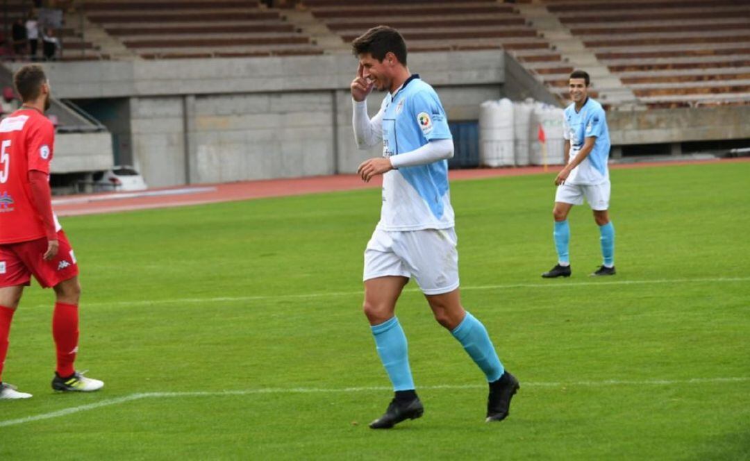 Brais Abelenda celebra el segundo de los goles contra el Somozas