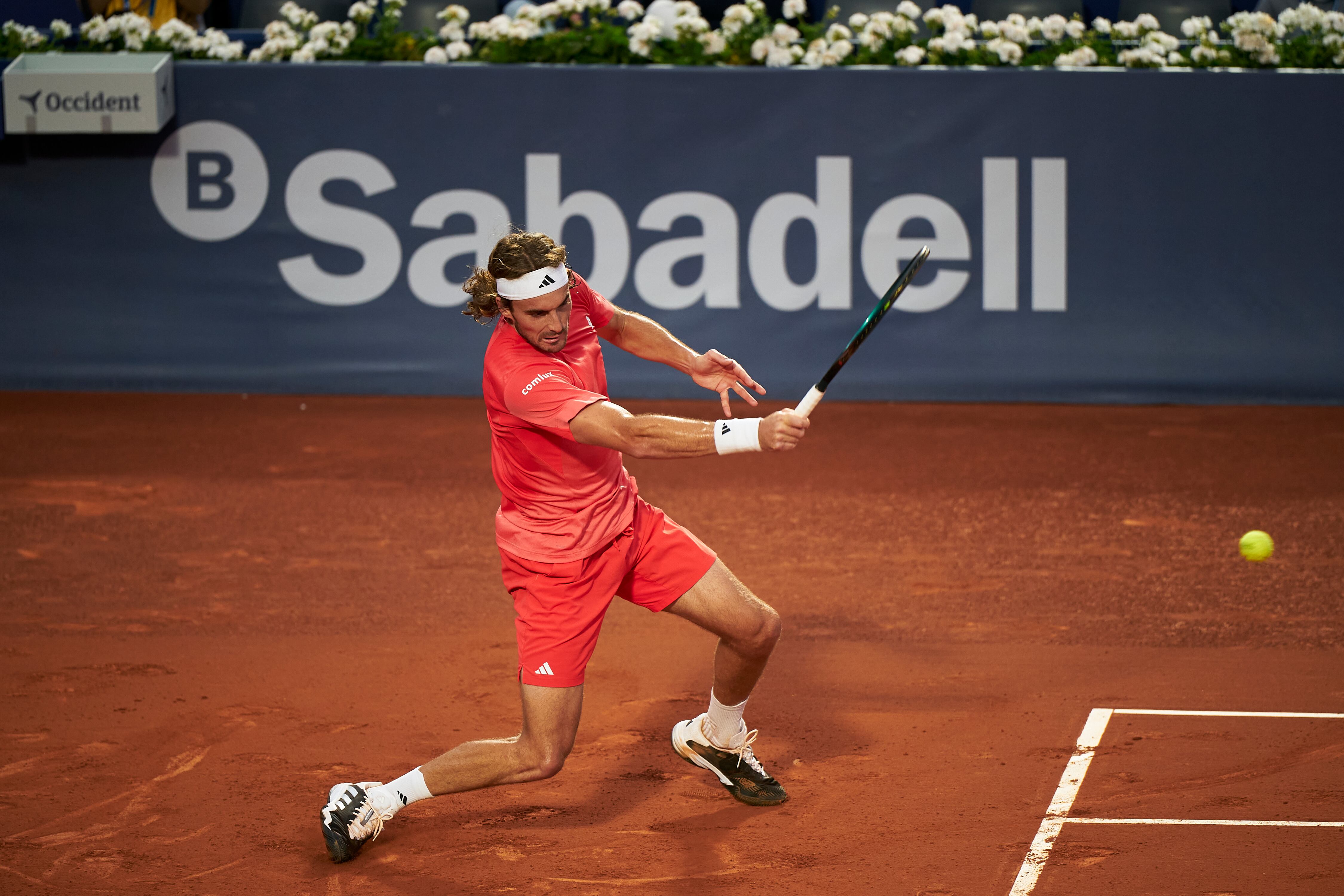 Stefanos Tsitsipas practica una derecha durante su participación en el Torneo conde de Godó de Barcelona