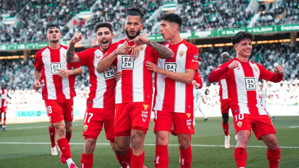 Los jugadores del Almería celebrando en Córdoba su última victoria en LaLiga