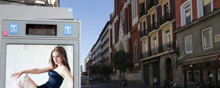 Vista de un termómetro instalado en una marquesina de autobuses de la calle Atocha de Madrid, que marca 50 grados.