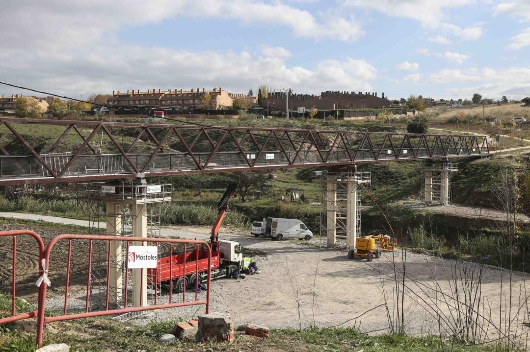 Nueva pasarela peatonal entre Parque Coimbra y Parque Guadarrama de Móstoles