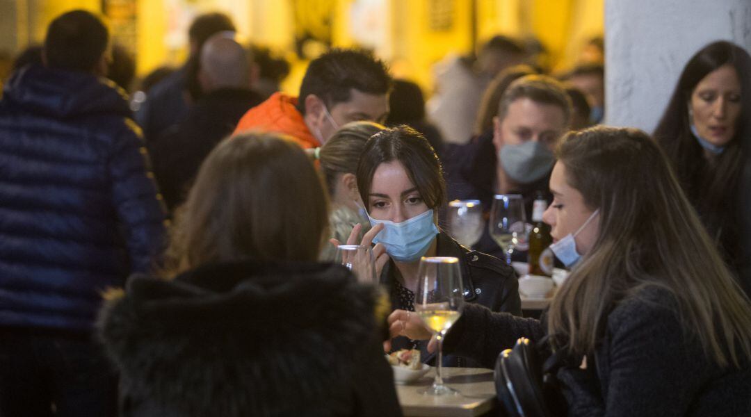 Ciudadanos en la terraza de un bar de Lugo a 12 de diciembre de 2020 (Archivo)