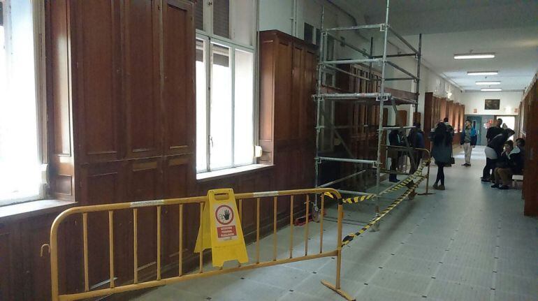 Andamios en el pasillo central de la planta baja de la Facultad de Filosofía y Letras