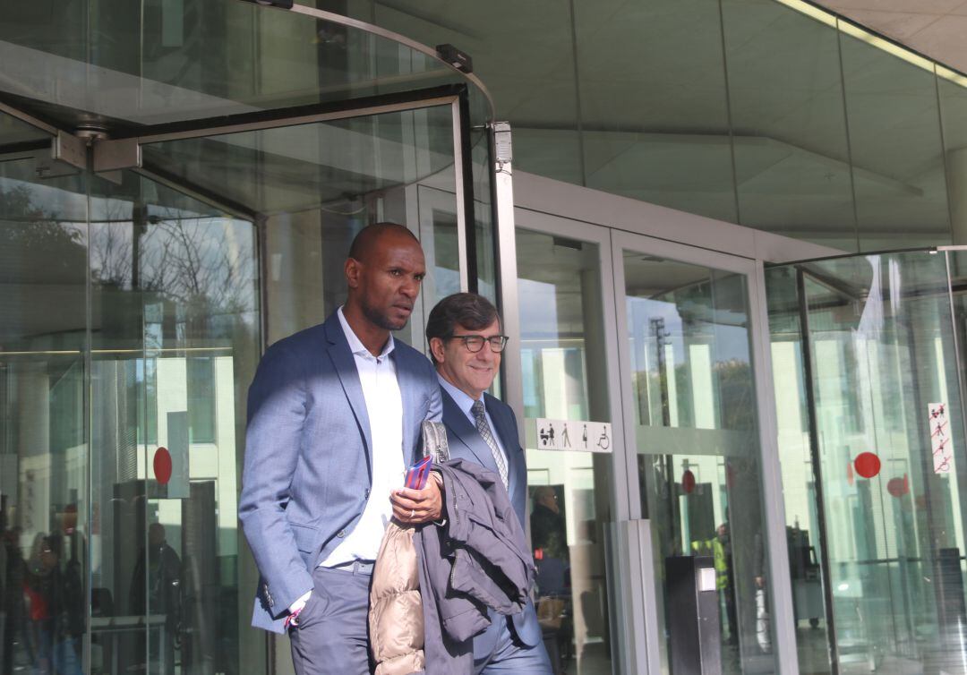 Eric Abidal saliendo de los juzgados acompañado de su abogado