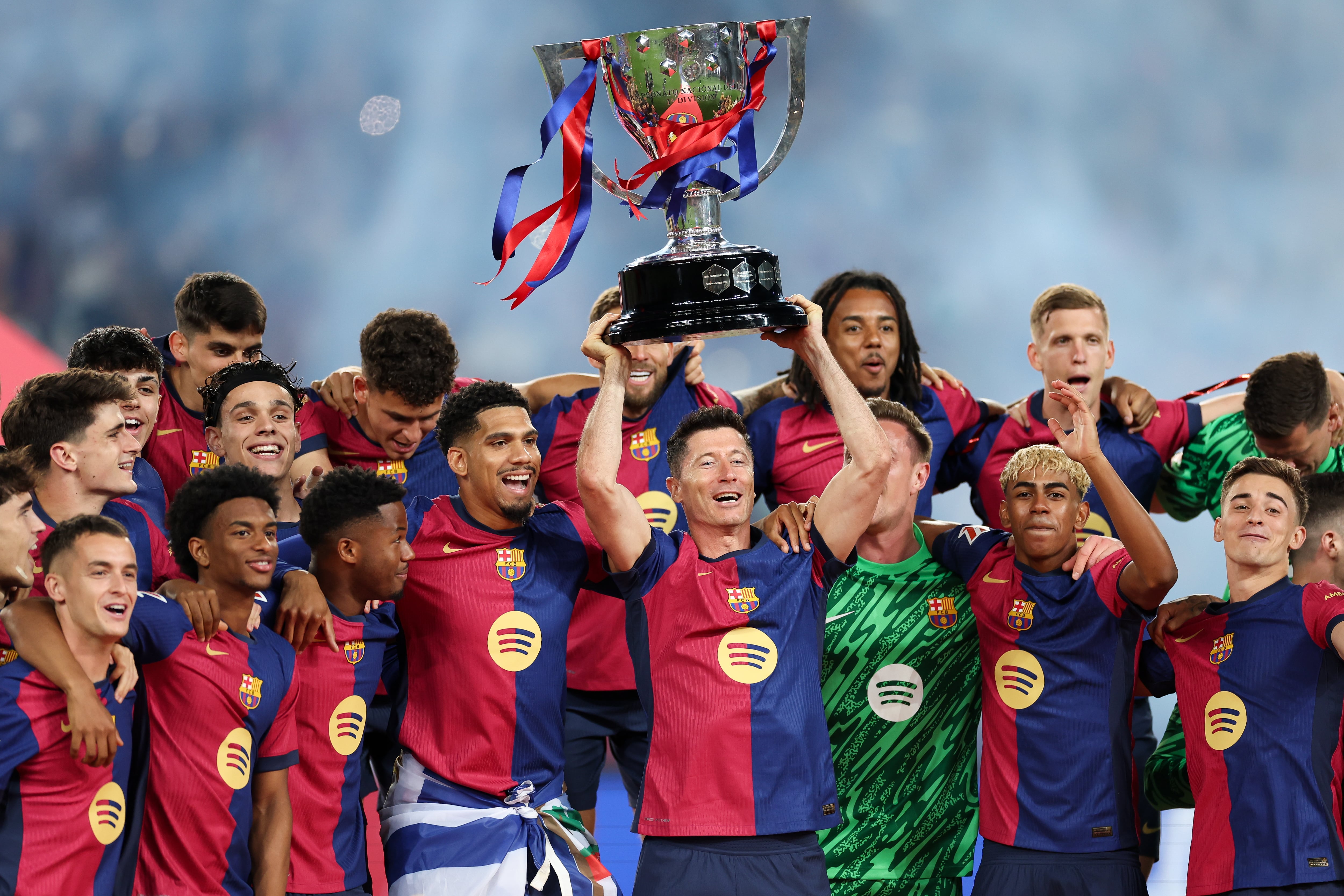 Lewandowski lavanta el trofeo de campeones de LaLiga 2025