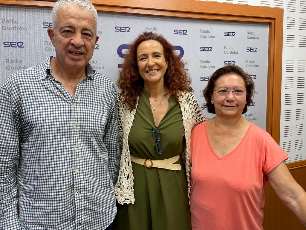 Pepe Aguilar, ex director y alumno; Ana Belén Martínez, directora y Carmen Serrano, alumna del centro