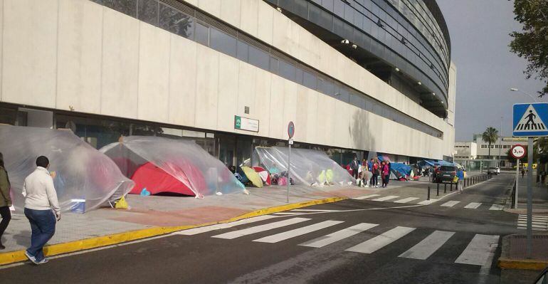 Aficionados acampados a la espera de la apertura de la taquilla