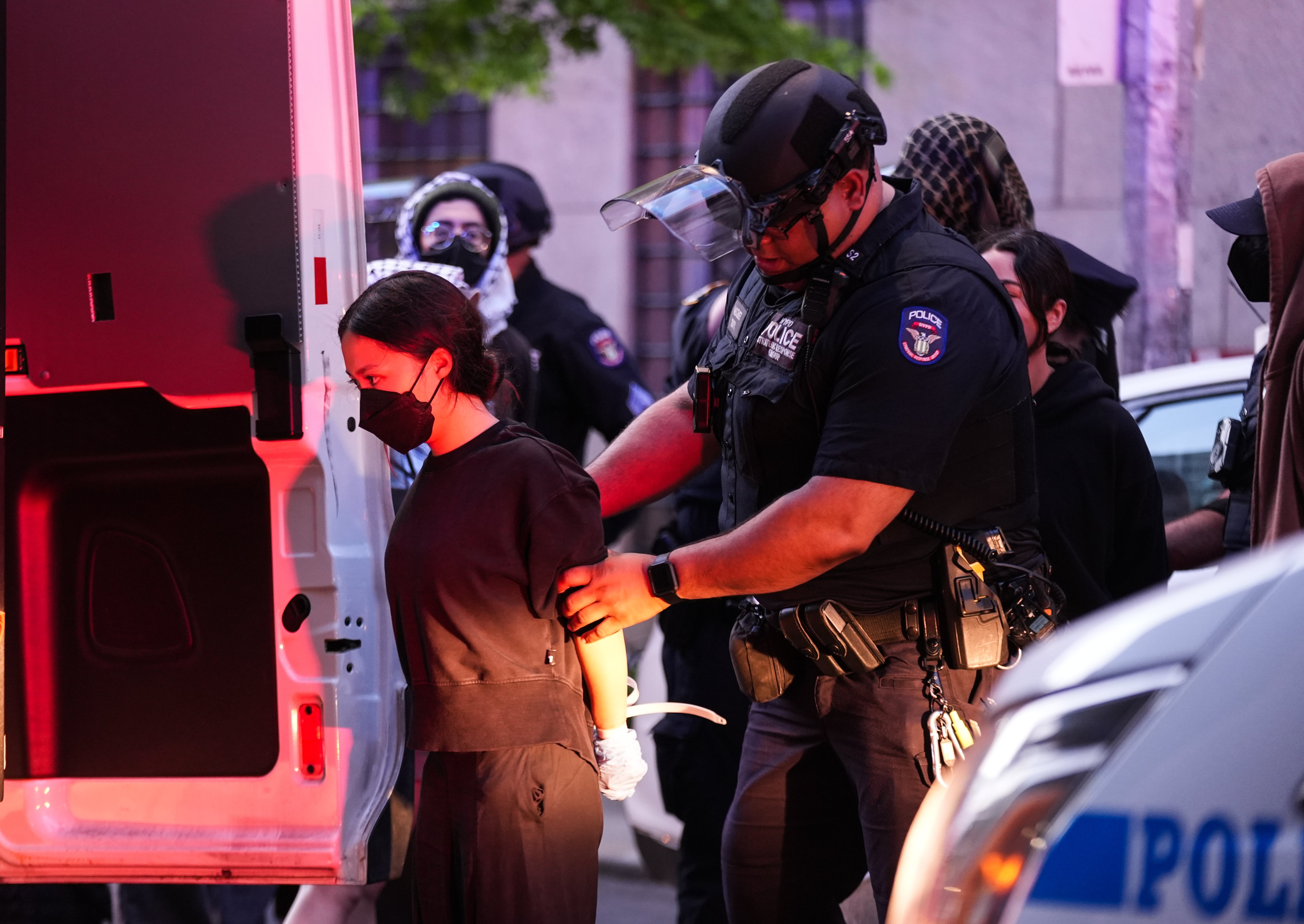 La Policiía de Nueva York detiene a varios manifestantes. (Photo by Lokman Vural Elibol/Anadolu via Getty Images)