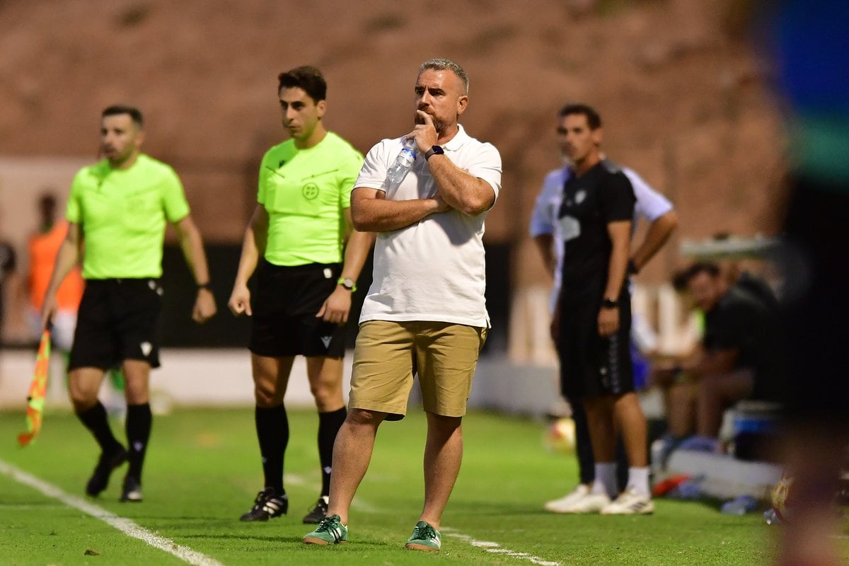 Javi Rey, técnico del FC Cartagena, en el primer partido de la temporada en Antequera.