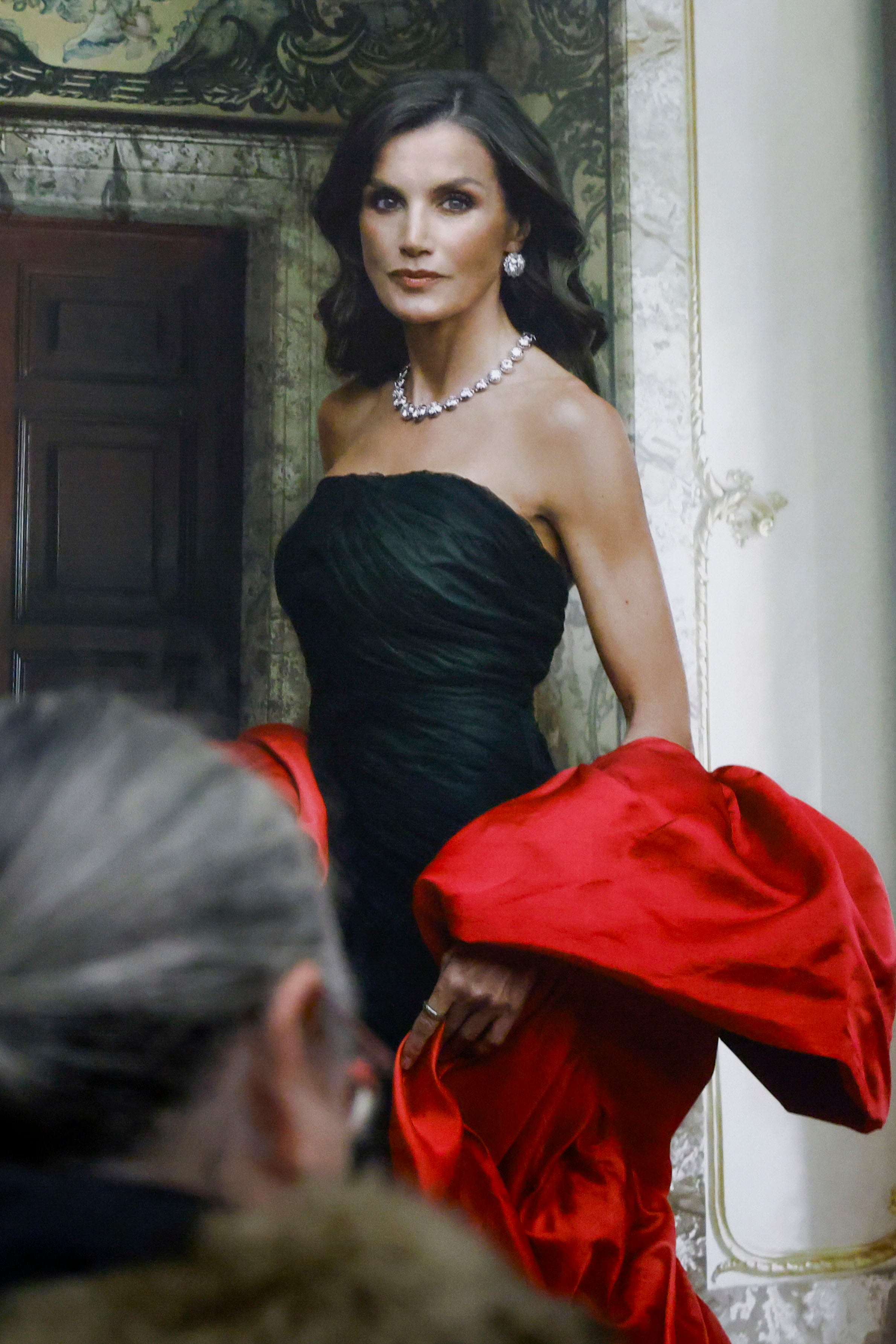 La reina Letizia, con una creación negra y fucsia de Balenciaga y retratada por la fotógrafa Annie Leibovitz, durante la presentación de los retratos de sus majestades este martes en la sala del Consejo del Banco de España de Madrid. EFE/ Blanca Millez