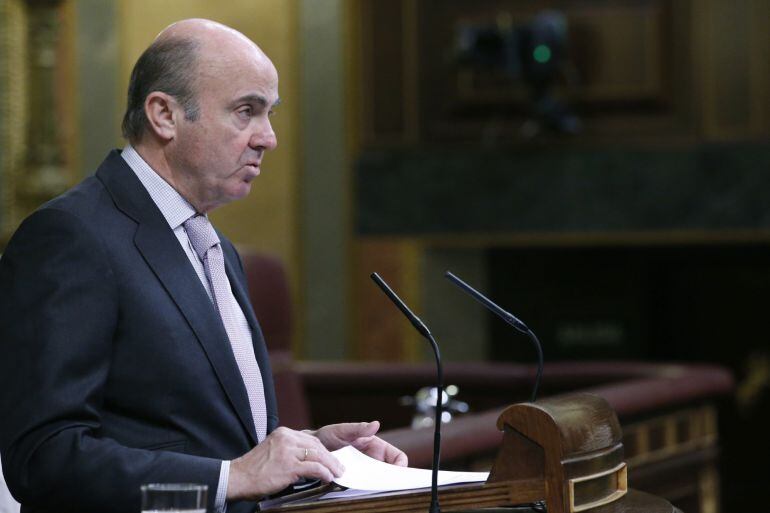 El ministro de Economía, Industria y Competitividad, Luis de Guindos, durante su intervención esta en el pleno del Congreso