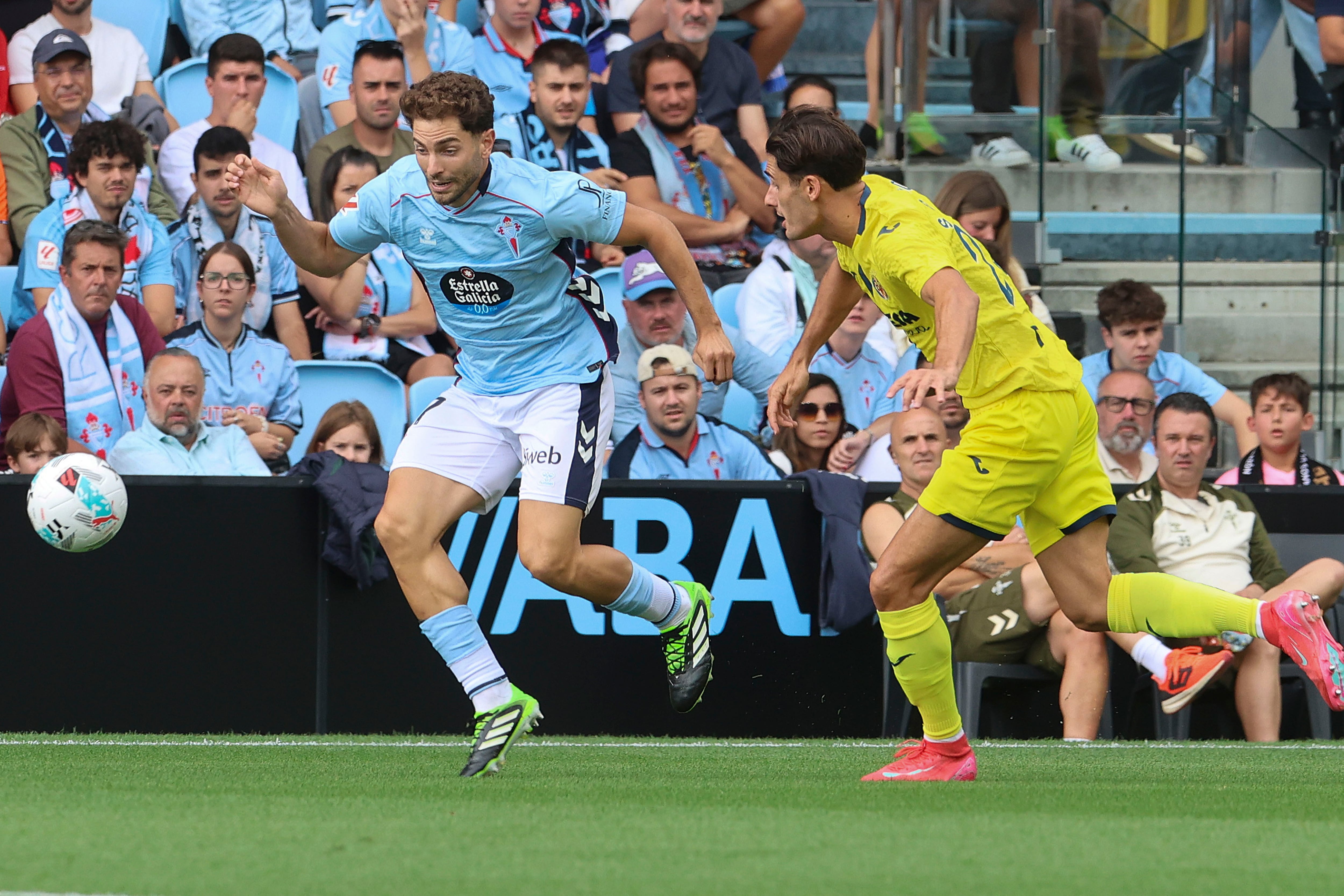 VIGO (PONTEVEDRA),30/08/2025.- El centrocampista del Celta de Vigo Javi Rueda (i) pugna por un balón con el defensa del Villarreal Sergi Cardona en el partido de LaLiga disputado este domingo en el estadio Balaidos de Vigo. EFE / Salvador Sas
