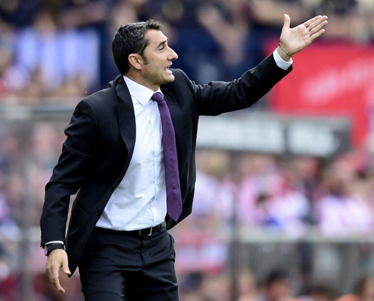 Athletic Bilbao&#039;s coach Ernesto Valverde gestures from the sidelines during the Spanish league football match Club Atletico de Madrid vs Athletic Club Bilbao at the Vicente Calderon stadium in Madrid on May 2, 2015.  AFP PHOTO / JAVIER SORIANO