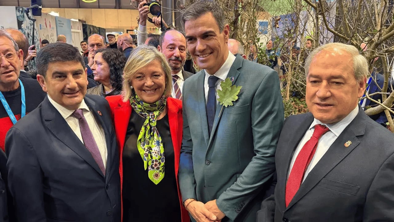 Paula Alvarellos junto con el presidente de gobierno, Pedro Sánchez, en FITUR, acompañada también por el delegado del gobierno en Galicia, Pedro Blanco, y el presidente de la Diputación de Lugo, José Tomé.