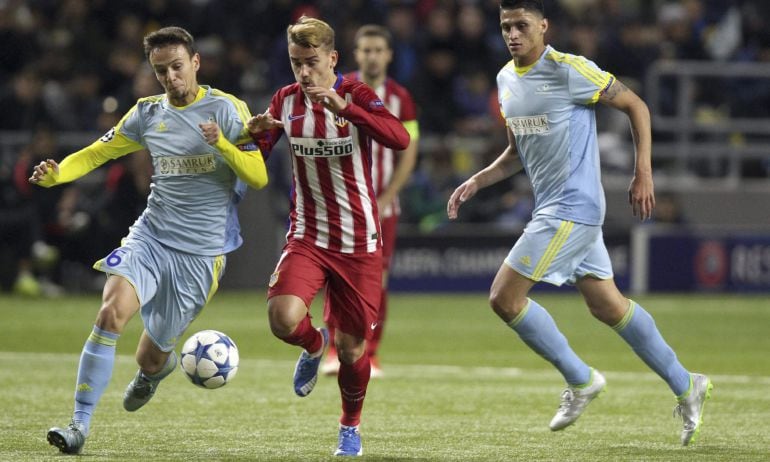 Antoine Griezmann, durante el encuentro del Atlético ante el Astana en el Astana Arena.