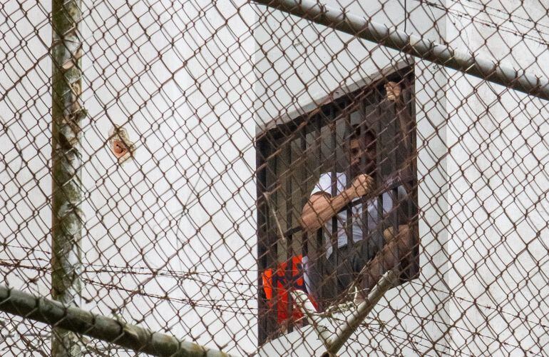 Fotografía de archivo fechada el 15 de noviembre de 2014 que muestra al opositor Leopoldo Lopez asomándose desde una ventana de la Prisión Militar de Ramo Verde.