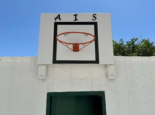 En aquesta cistella va començar a jugar al bàsquet en Sergi Llull segons ha pilat a Twitter.