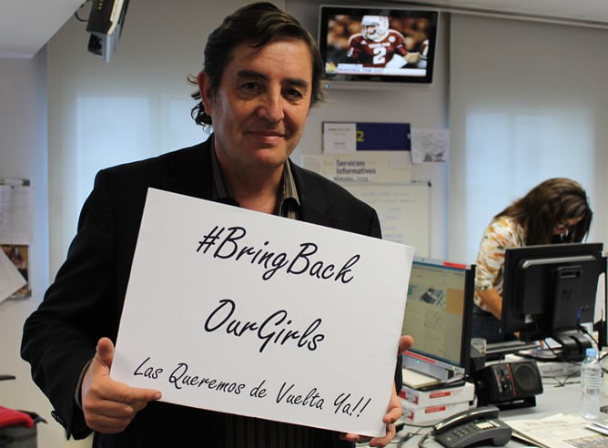 Luis García Montero, escritor y firma habitual de &#039;Hora 25&#039;, con la campaña #BringBackOurGirls en favor de la liberación de la niñas secuestradas en Nigeria por el grupo terrorista Boko Haram.