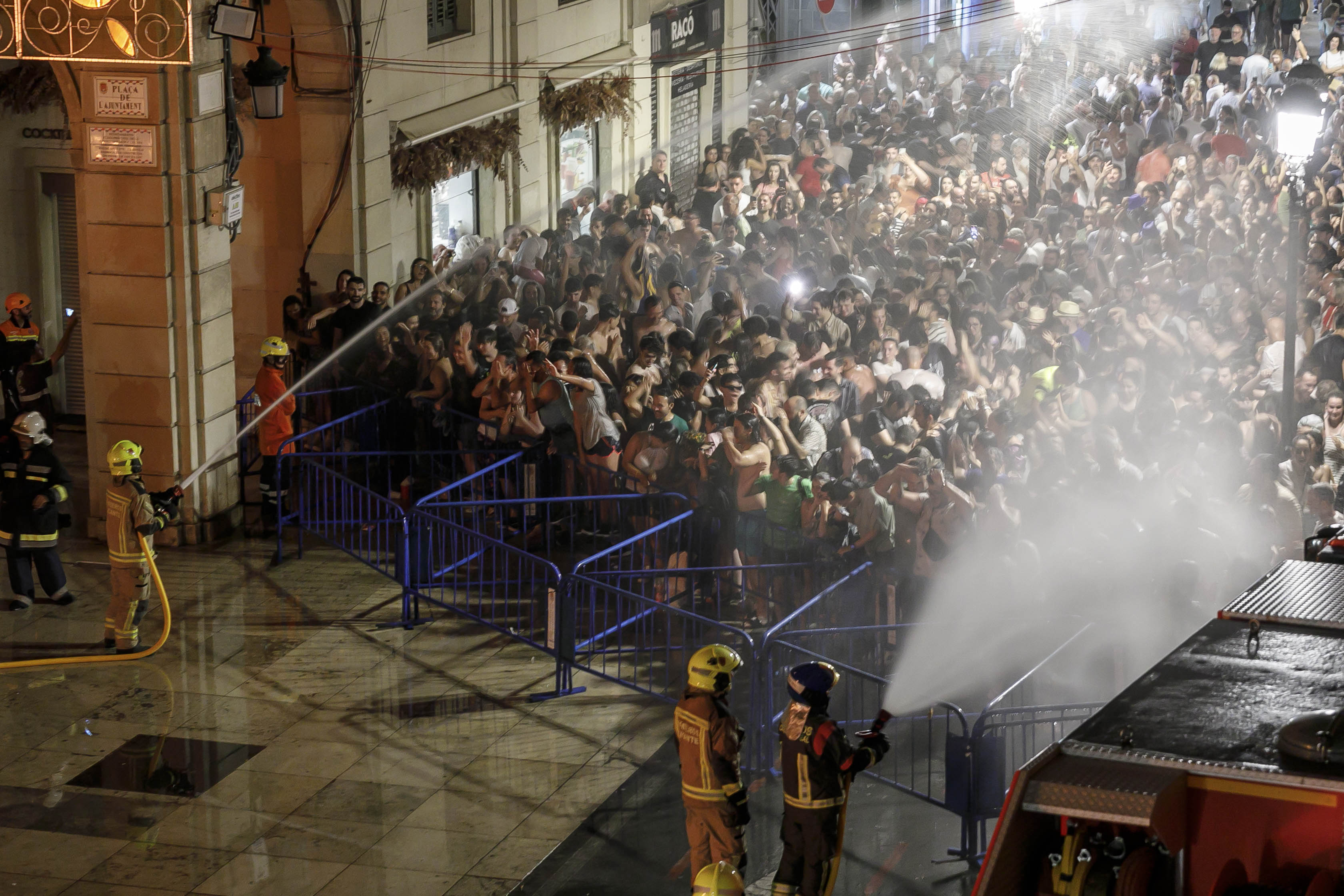 Tradicional banyà tras la cremà de las Hogueras Oficiales. Foto: Ayuntamiento de Alicante/Ernesto Caparrós