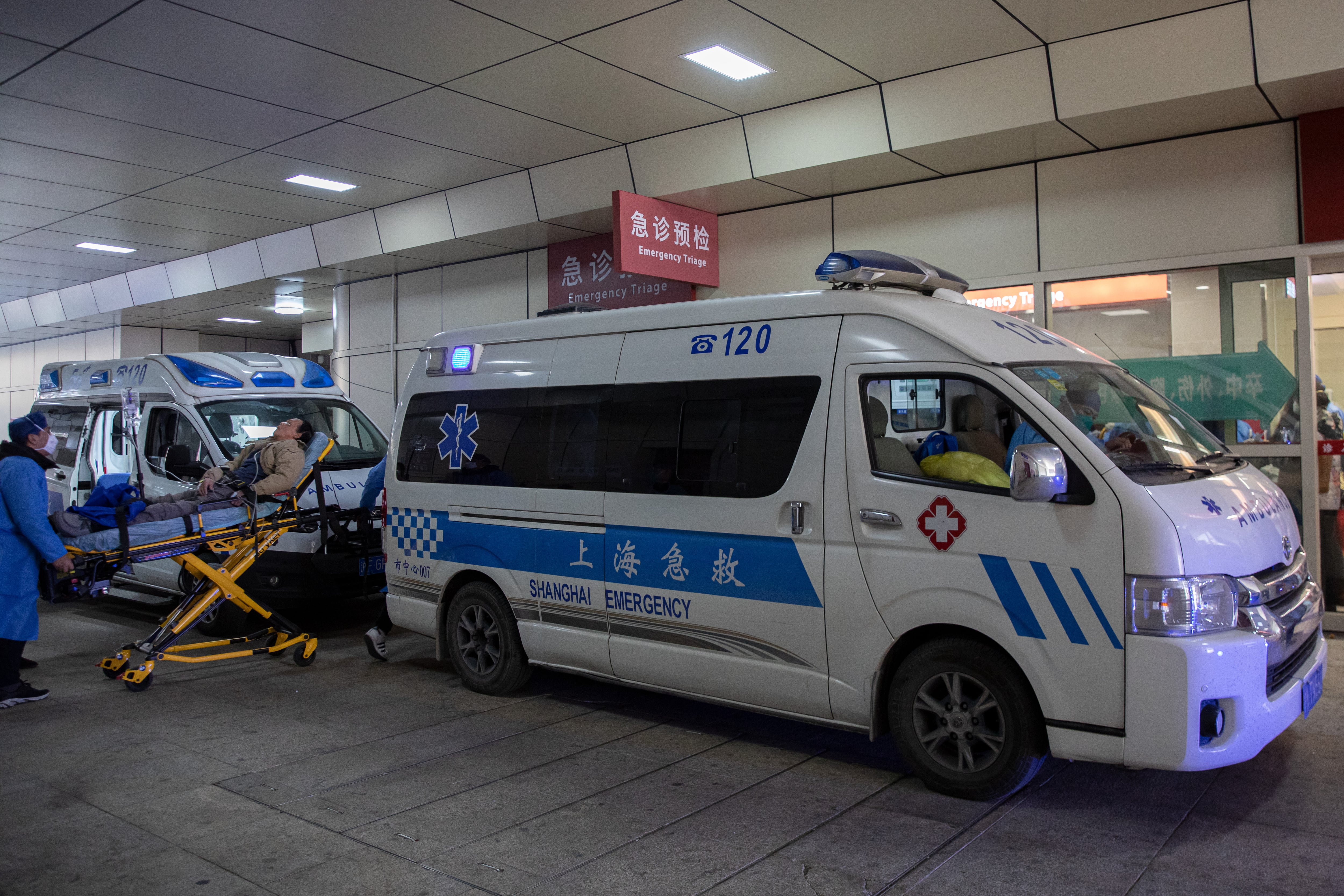 Entrada de un hospital en Shanghái (China). Recurso.