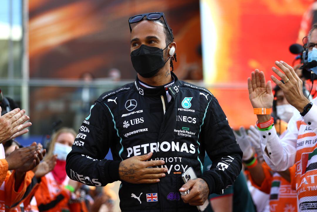 Lewis Hamilton recibe una ovación por varios trabajadores del Gran Premio de Yas Marina