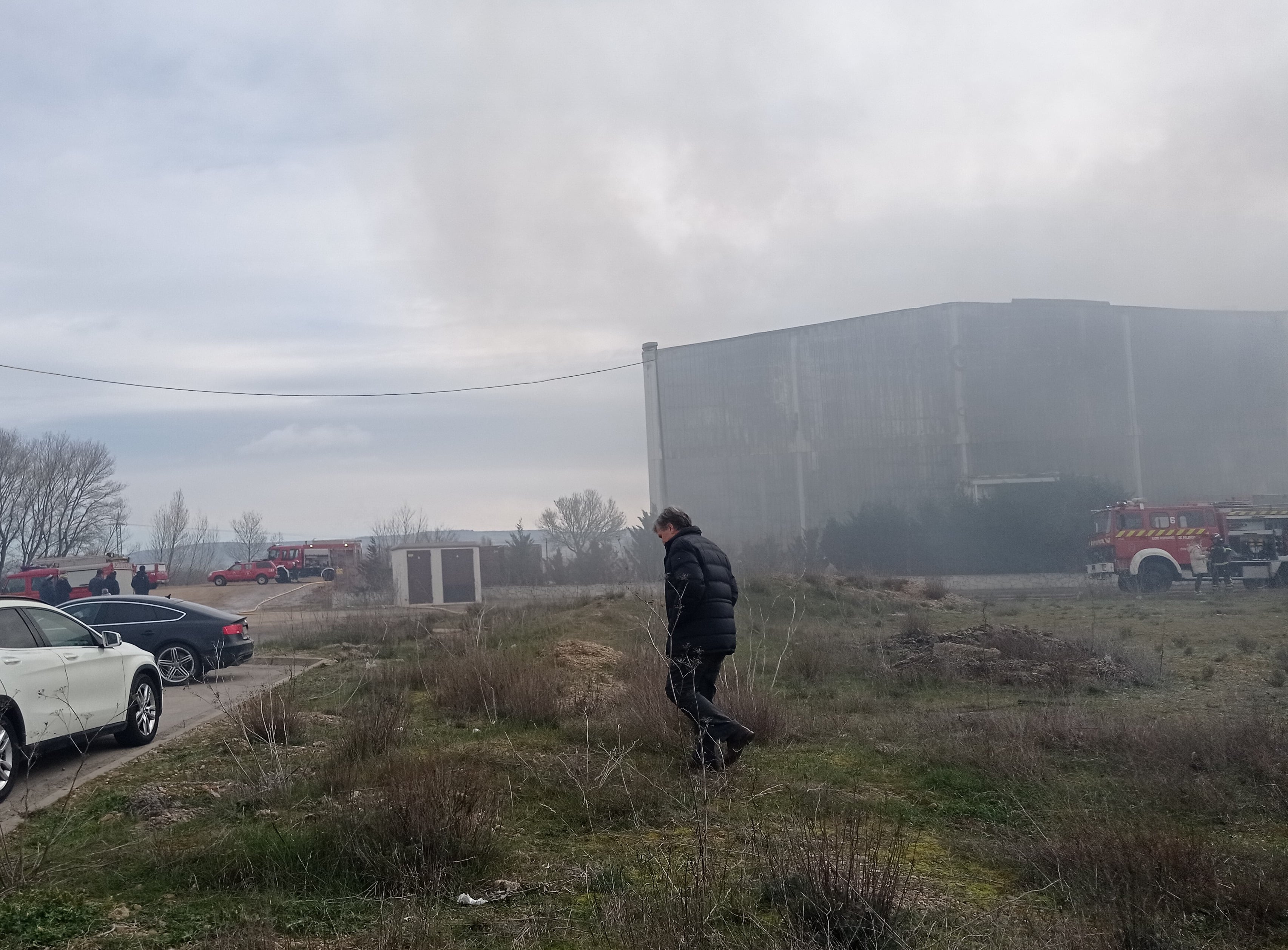 Alfonso Jiménez, presidente de Cascajares, abandona la zona del incendio de la fábrica en Dueñas