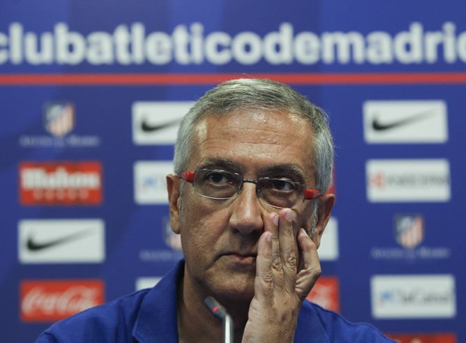 El entrenador del Atlético de Madrid, Gregorio Manzano, en rueda de prensa en el Vicente Calderón donde el equipo colchonero se ha estado entrenando para disputar mañana la eliminatoria previa de la Liga Europa ante el Stromsgodset noruego.