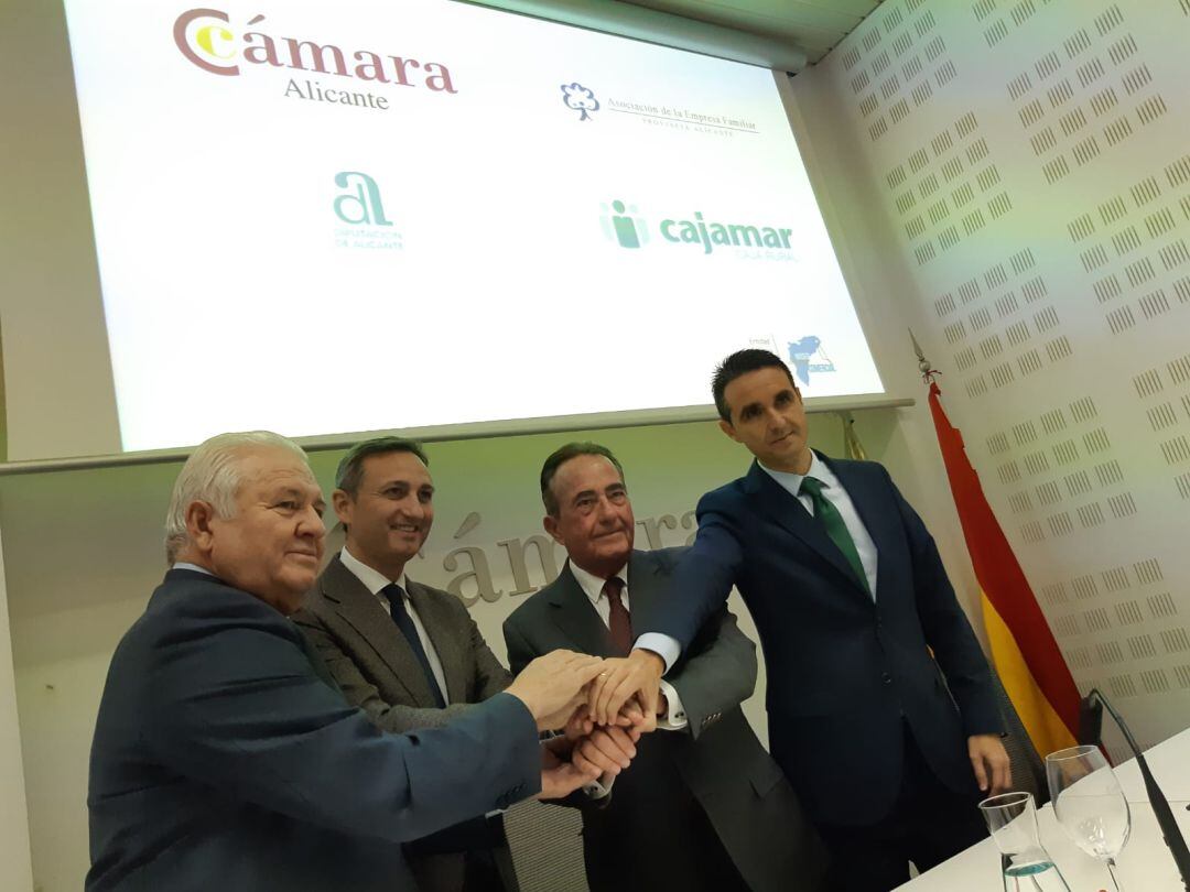 Francisco Gómez (i), César Sánchez, Juan Bautista Riera y Manuel Nieto (d), sellando el acuerdo para la primera gala &quot;Empresas centenarias&quot;.