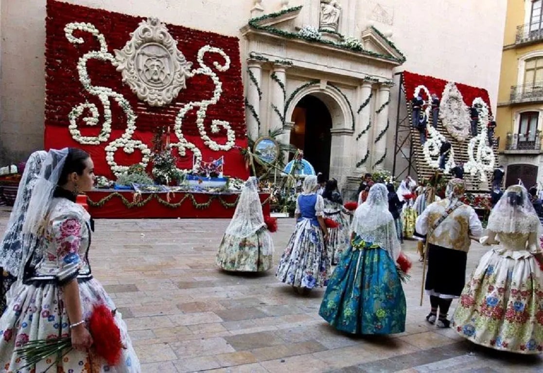 Trabajadores municipales colocan los claveles que los festeros entregan para la Ofrenda de Flores a la Virgen del Remedio