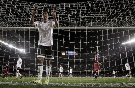 El valencianista Santos, tras el sexto gol del Barcelona.