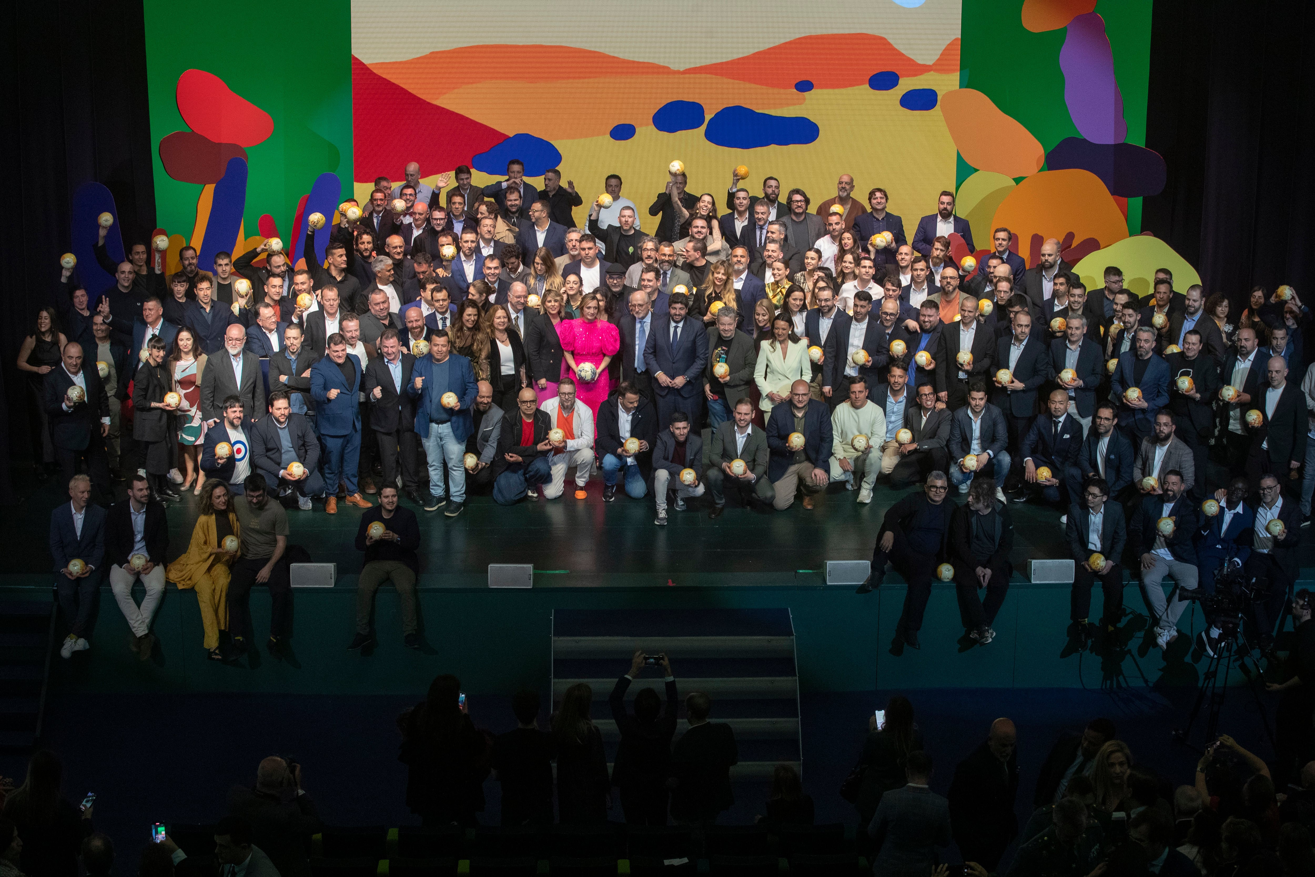 Posado con los galardonados este lunes al finalizar la Gala de los Soles Repsol 2024 que se ha celebrado en el Auditorio del Batel de Cartagena.