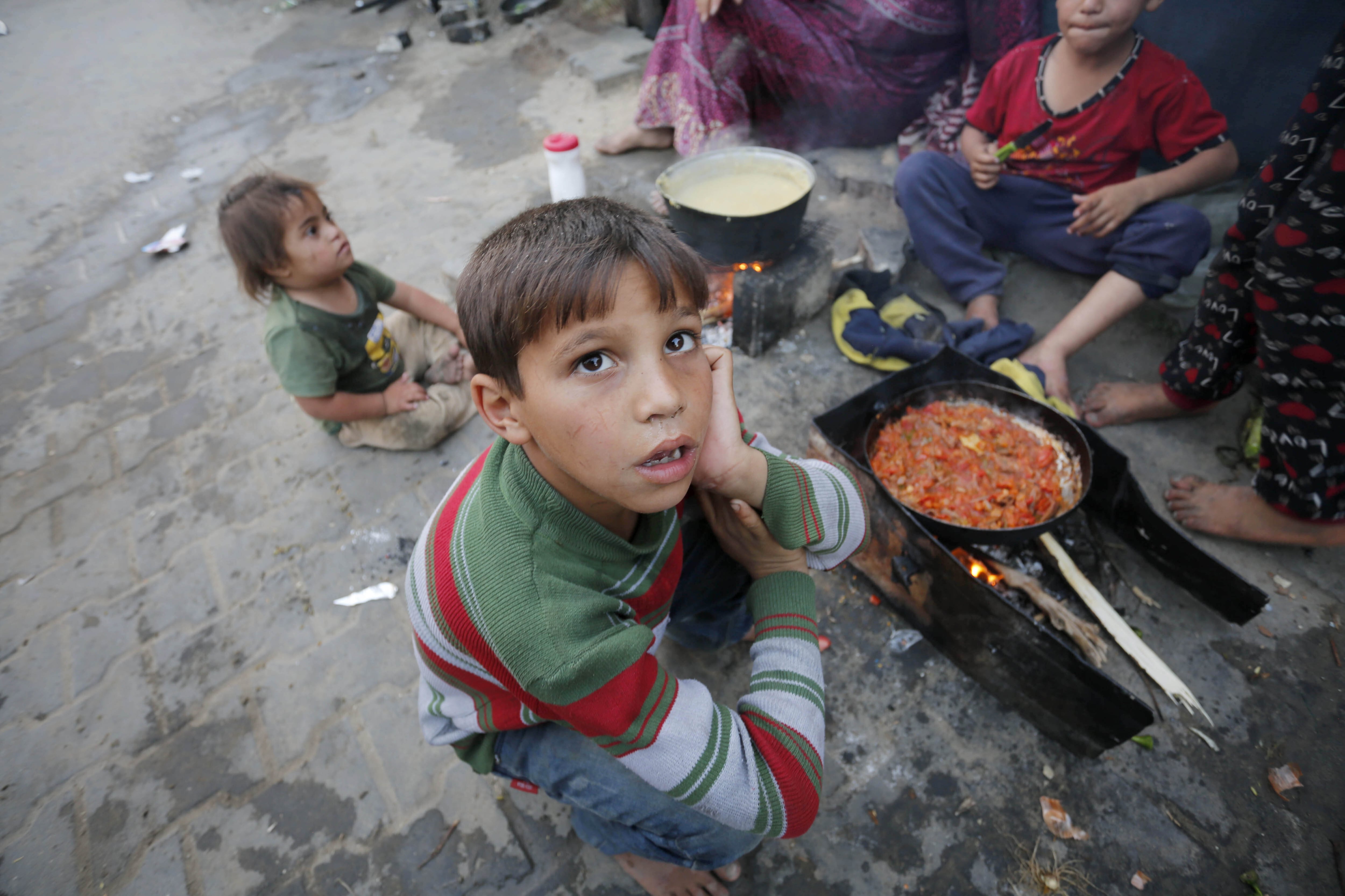 Niños gazatíes junto a comida en Deir al Balah (Gaza) a principios de este mes de abril