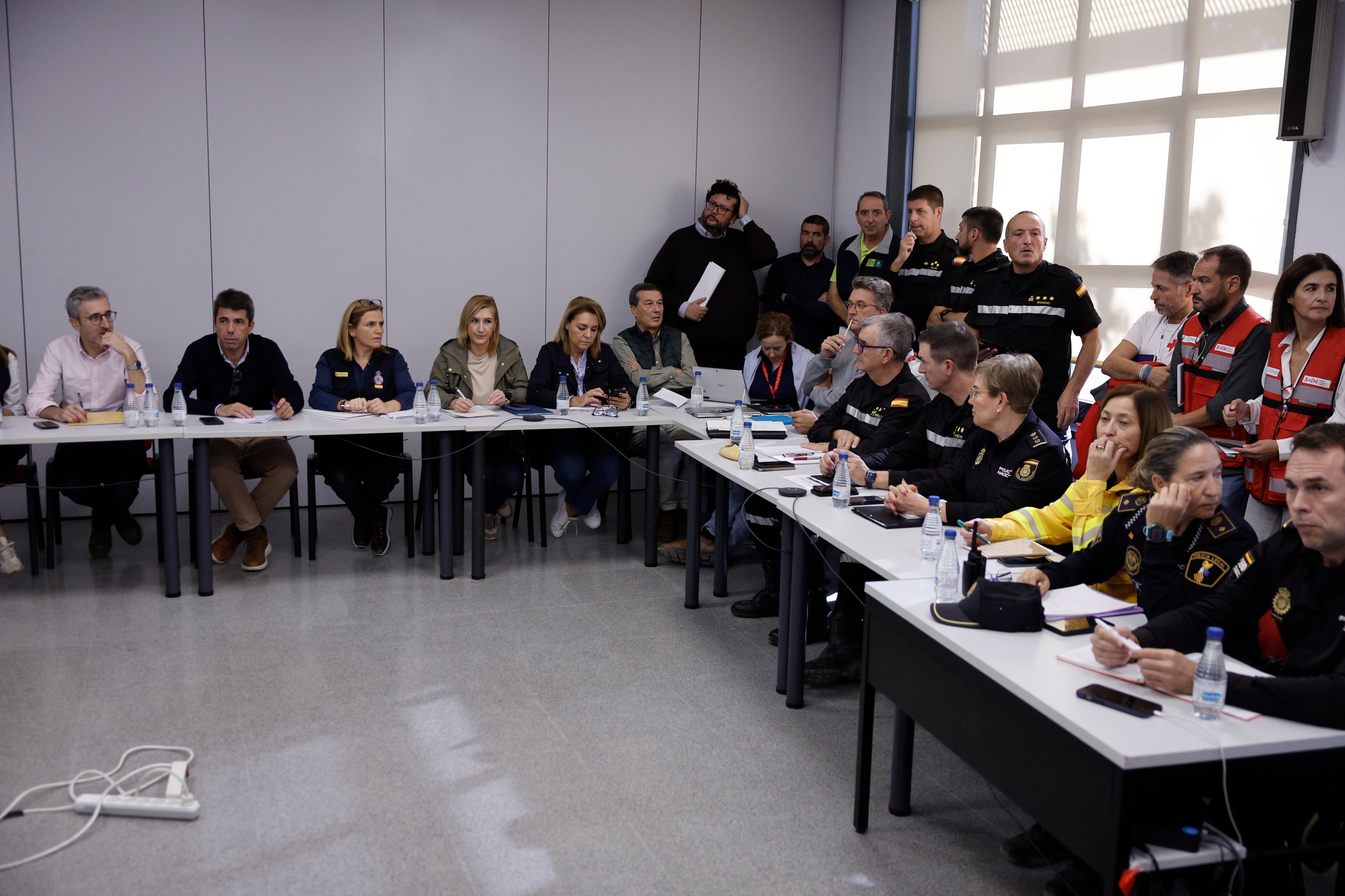 VALENCIA, 10/11/2024.-El presidente de la Generalitat valenciana Carlos Mazón, y la delegada del Gobierno en la Comunitat Valenciana Pilar Bernabé, durante la reunión del centro de Coordinación Emergencias, el 10 de noviembre de 2024 en Valencia.- EFE/ Kai Forsterling