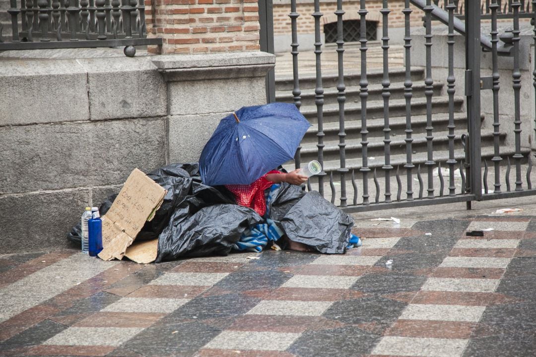 Una persona mendigando en la calle Arenal de Madrid. 