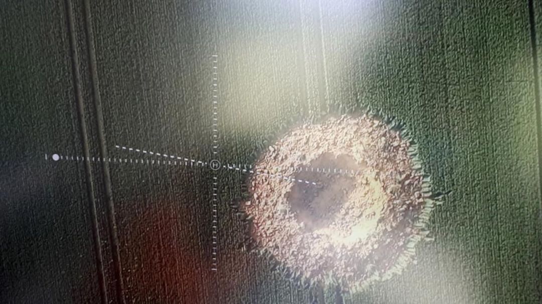 Fotografía aérea del cráter que ha dejado en esta pradera de Limburgo la explosión