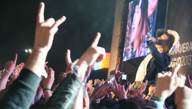 El líder de la banda británica Blur bajó del escenario para cantar Country House entre el público.