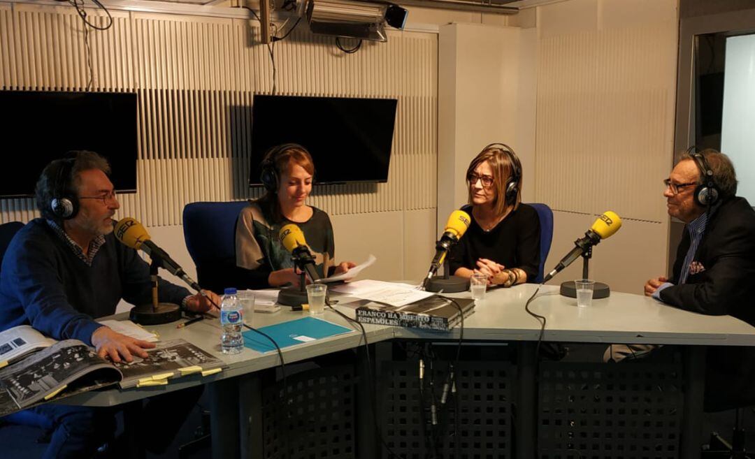 Raúl Cancio, Marisa Florez y Antonio Rubio junto a Macarena Berlín en los estudios de la Cadena SER