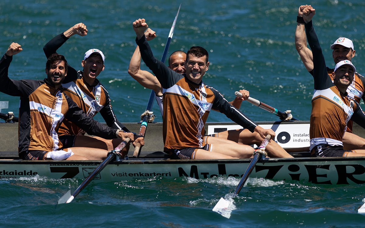 Zierbena celebra en su trainera el triunfo en la primera regata de la temporada en A Coruña