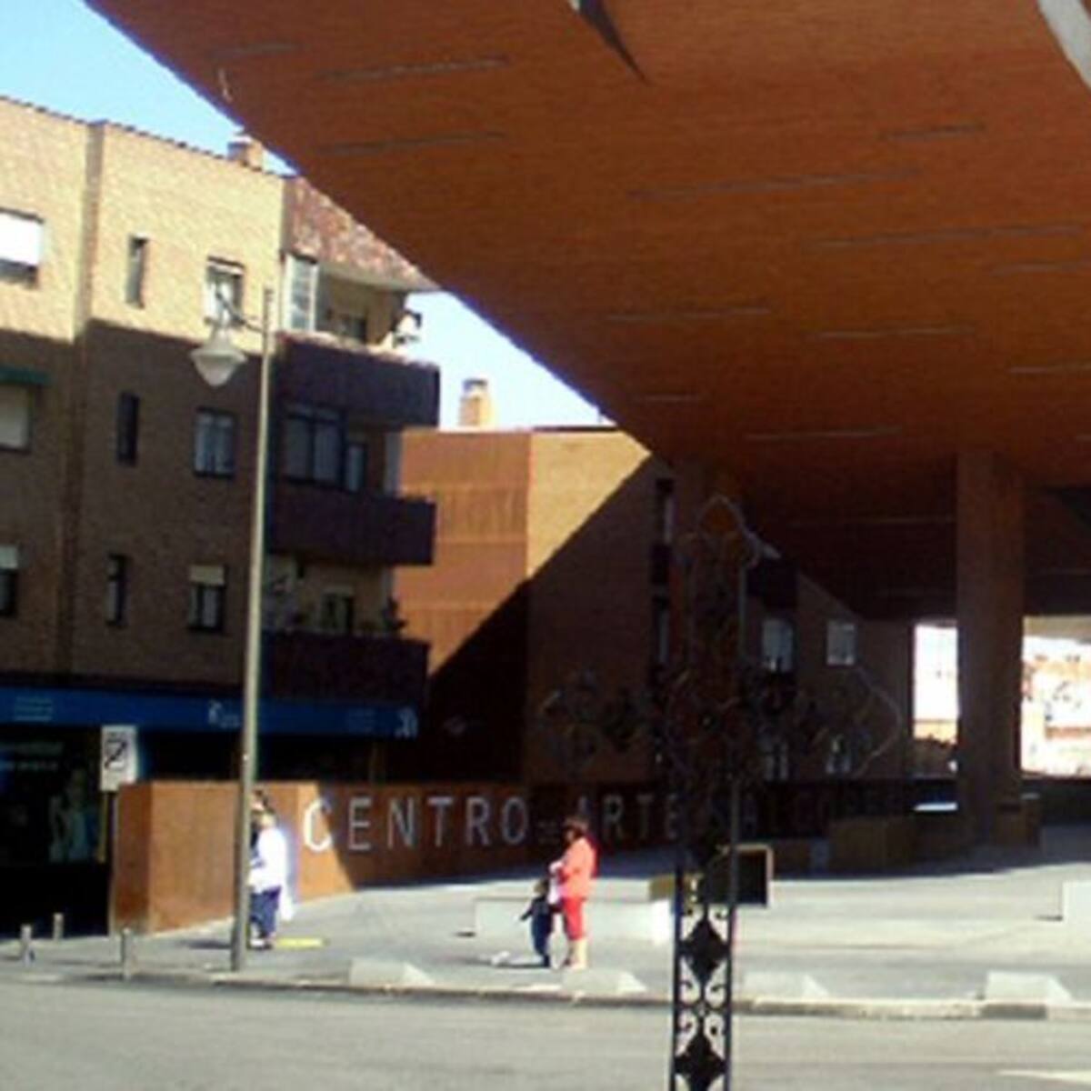 Un frigorífico lleno de comida abandonado provoca un fuerte olor en el casco antiguo de Alcobendas