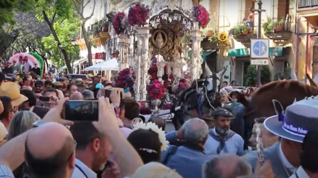 Paso de la Hermandad del Rocío por la calle Porvera