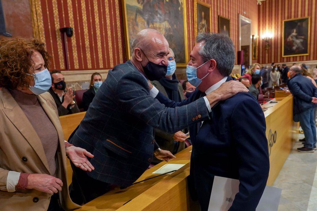 Juan Espadas y Antonio Muñoz se saludan en el Pleno en el que el alcalde renunció a su cargo