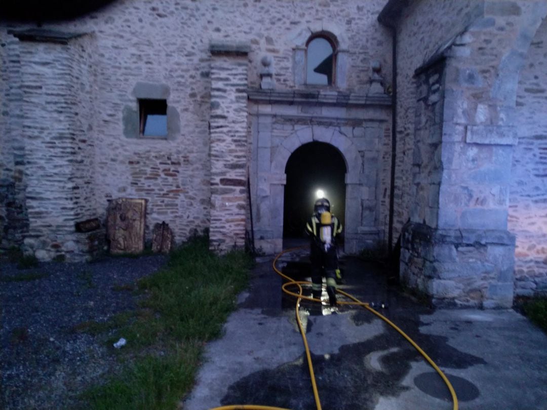 Un equipo de bomberos de Ponferrada ha participado en la extinción del incendio