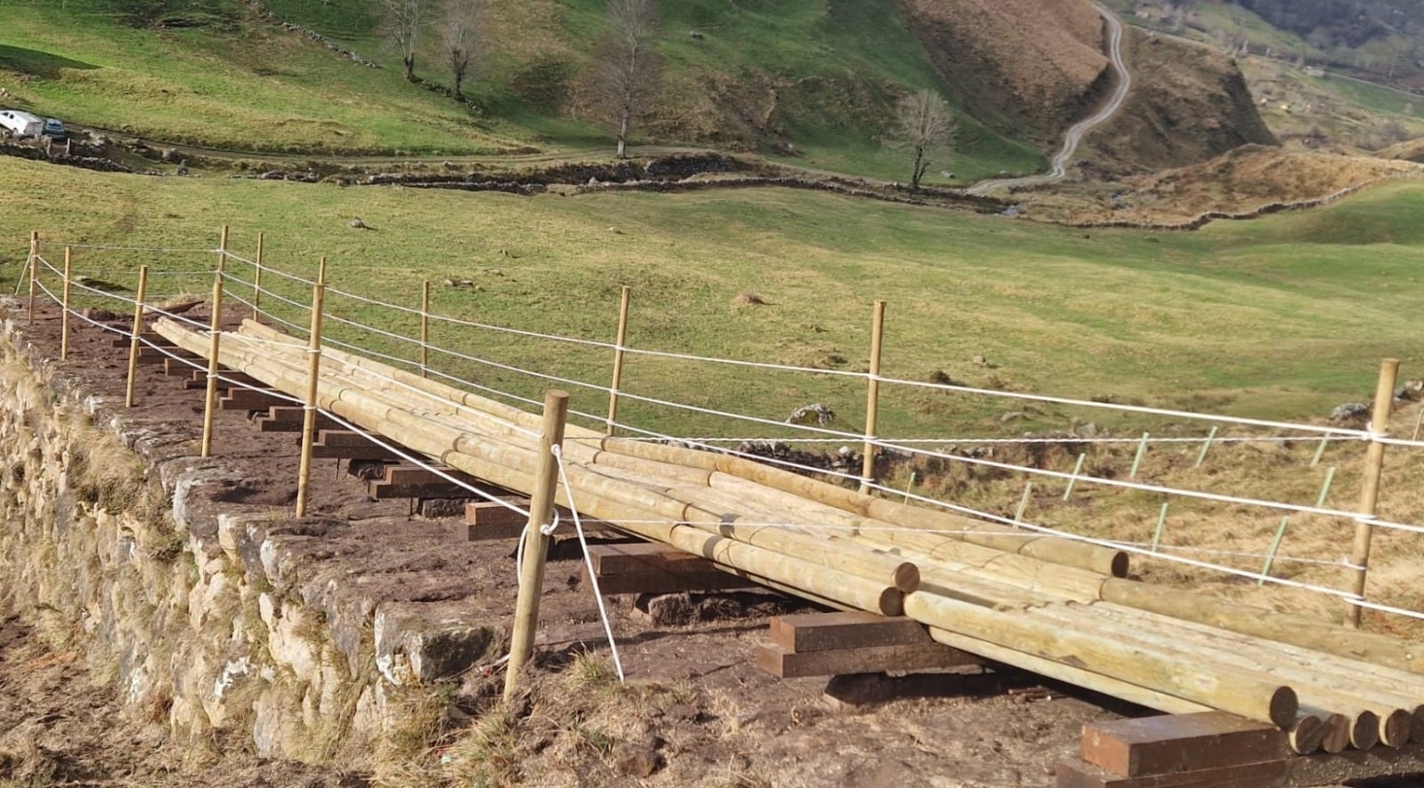 Detalle de las obras de restauración de resbaladero de Lunada.