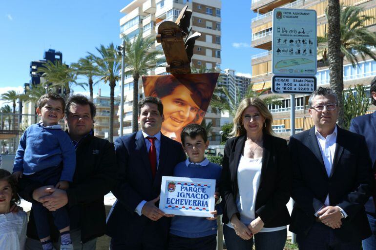 Familiares de Echeverría junto a Eva Montesinos y Fernando Marcos