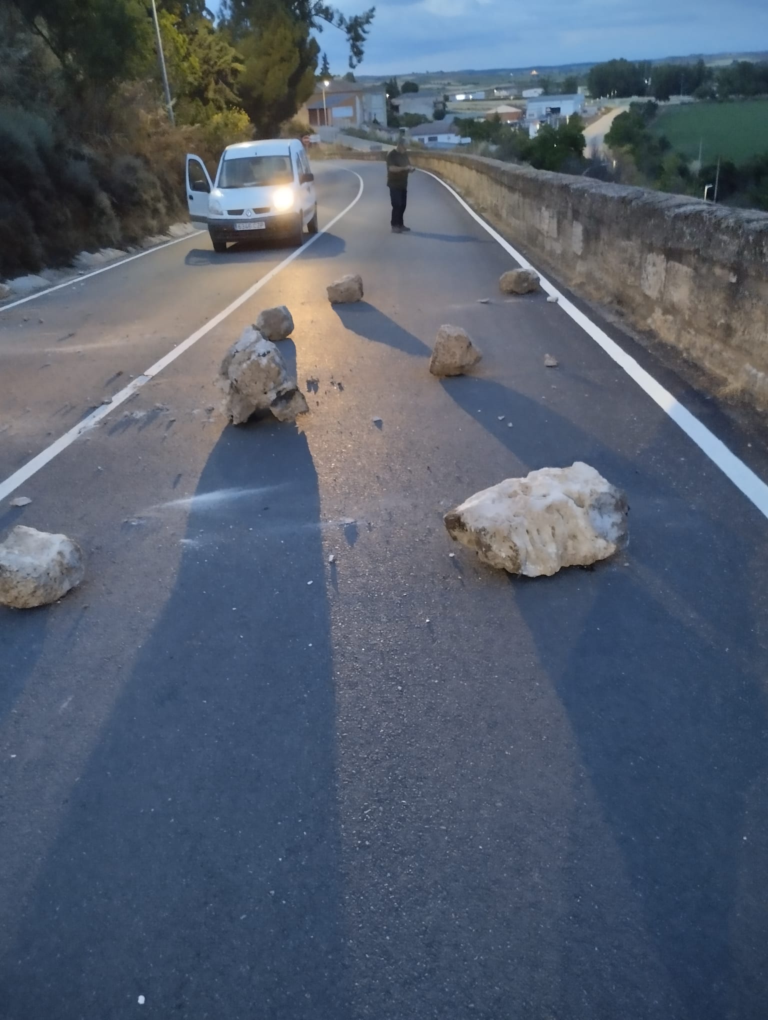 Piedras desprendidas del muro de contención