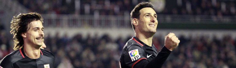 .- El delantero del Athletic Club de Bilbao Aritz Aduriz (d) celebra el segundo gol que ha marcado frente al Rayo Vallecfano, durante el partido de la decimotercera jornada de la Liga de Primera División que se juega hoy en el estadio de Vallecas. EFE Víctor Lerena
