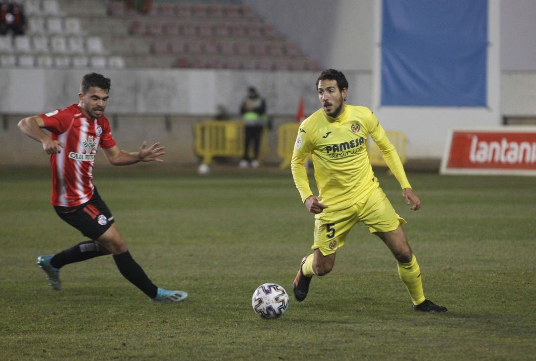 El delantero del Zamora Adrián Herrera pelea un balón frente al centrocampista del Villarreal CF Dani Parejo
