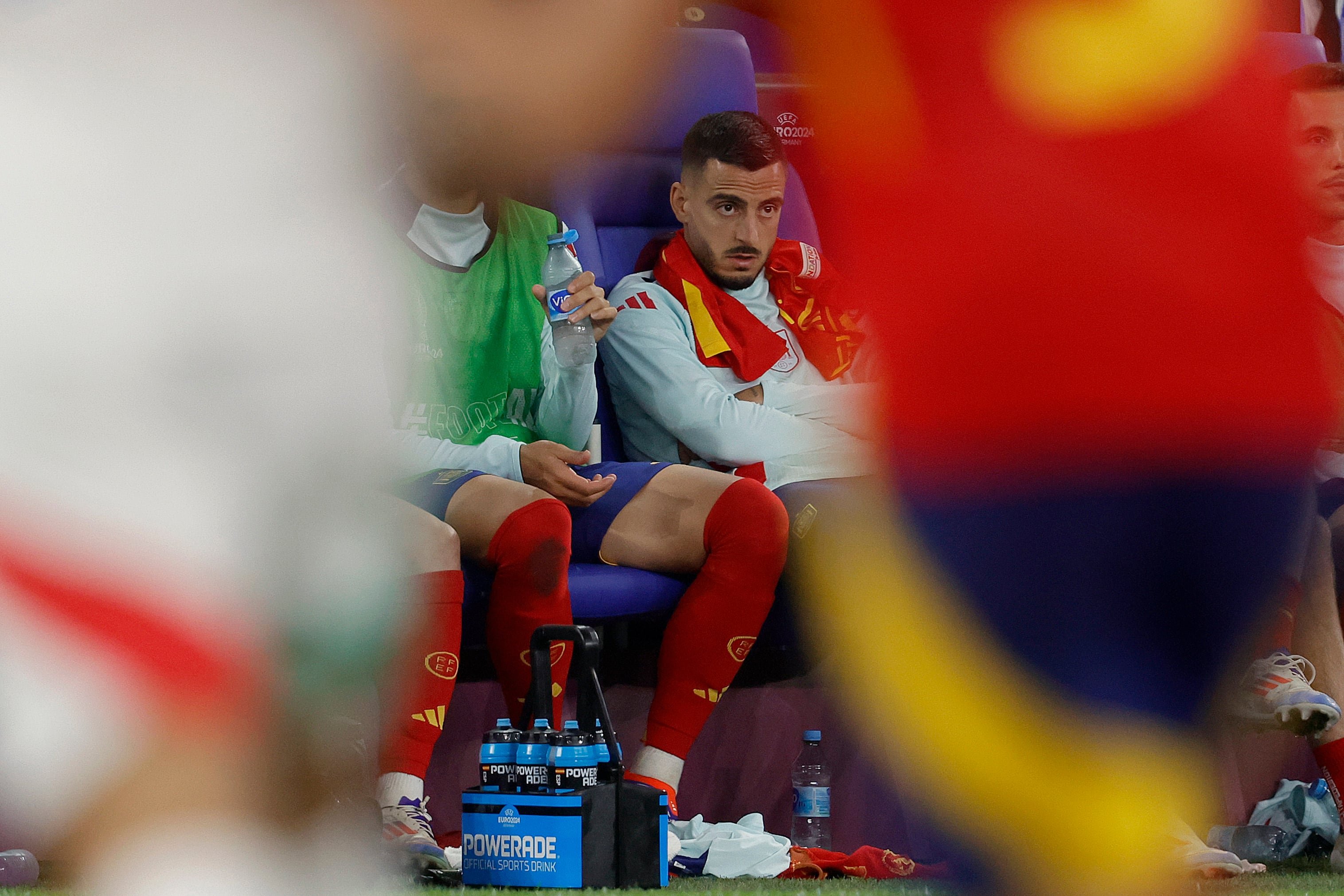 Joselu, en el banquillo durante un partido con la selección española